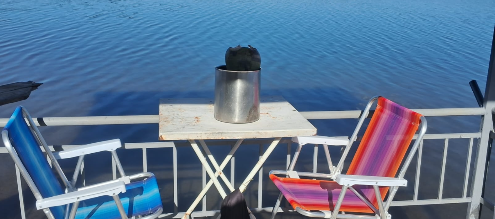 Mesa e cadeiras no lago